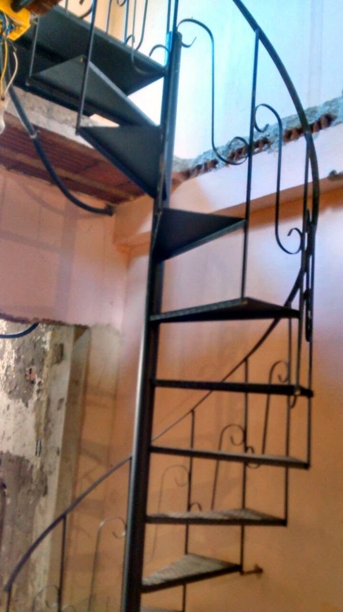 Escada caracol com corrimão em arabesco