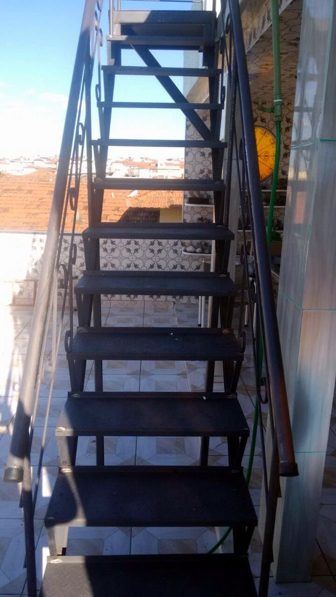 Escada reta de ferro subindo para o terraço