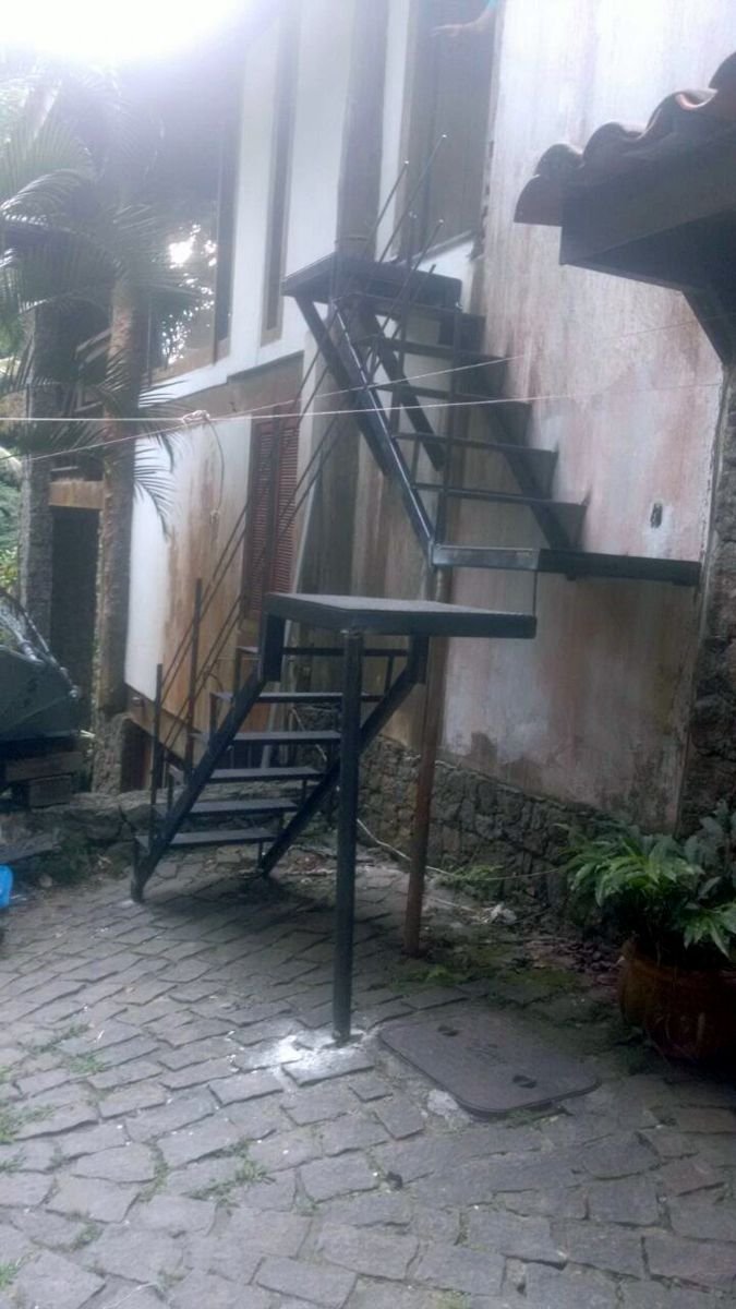 Escada reta de ferro em quintal